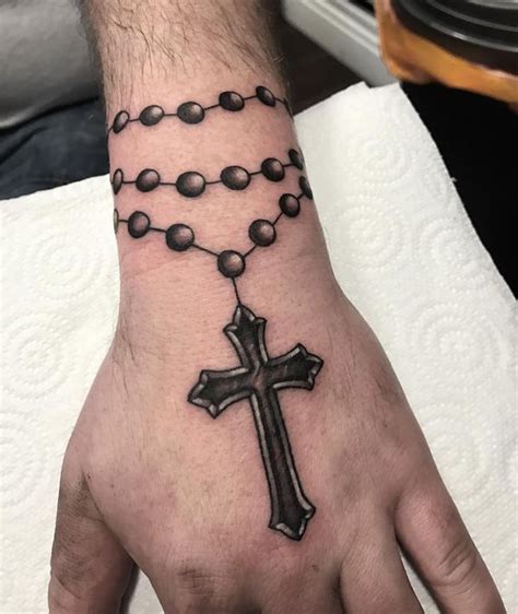 tatuaje de rosario en la mano|Ideas del tatuaje del rosario y su simbolismo profundo